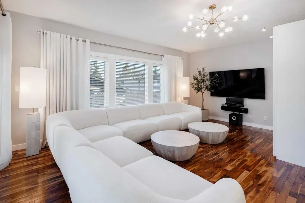 38 Lissington Drive SW Calgary AB T3E 5E1
