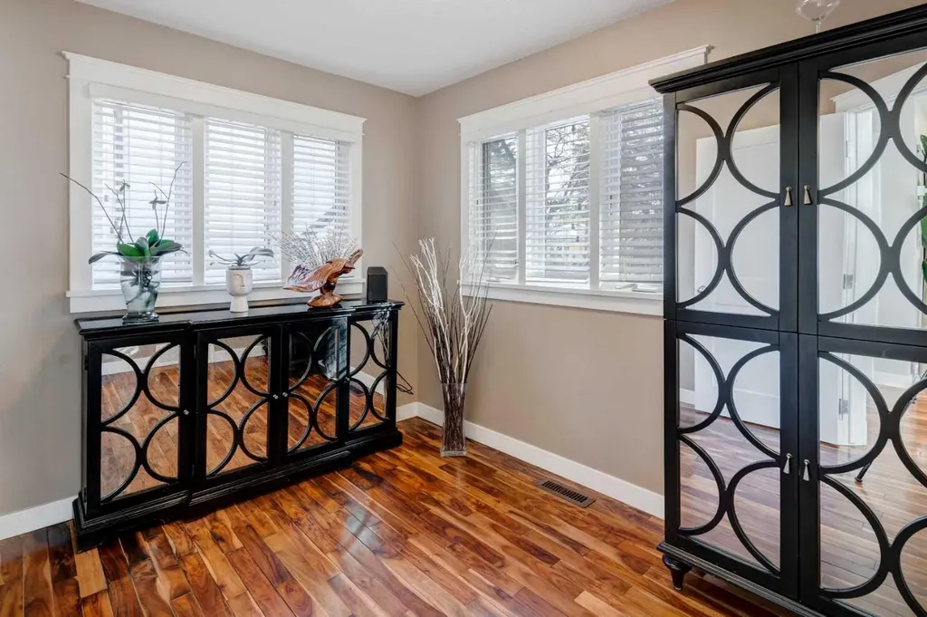 38 Lissington Drive SW Calgary AB T3E 5E1