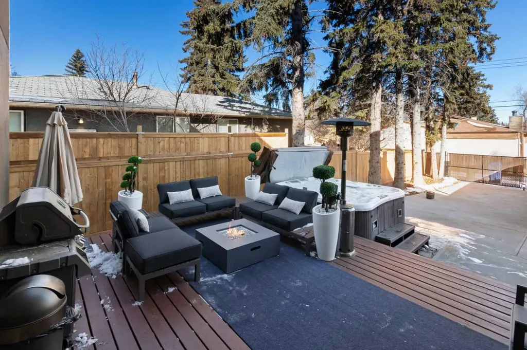 38 Lissington Drive SW Calgary AB T3E 5E1