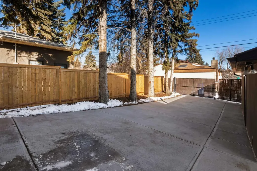 38 Lissington Drive SW Calgary AB T3E 5E1