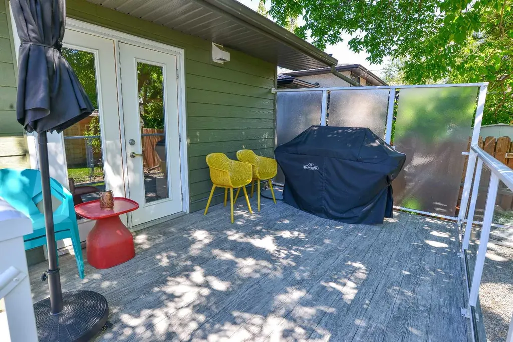 361 Capri Avenue NW Calgary AB T2L 0J5