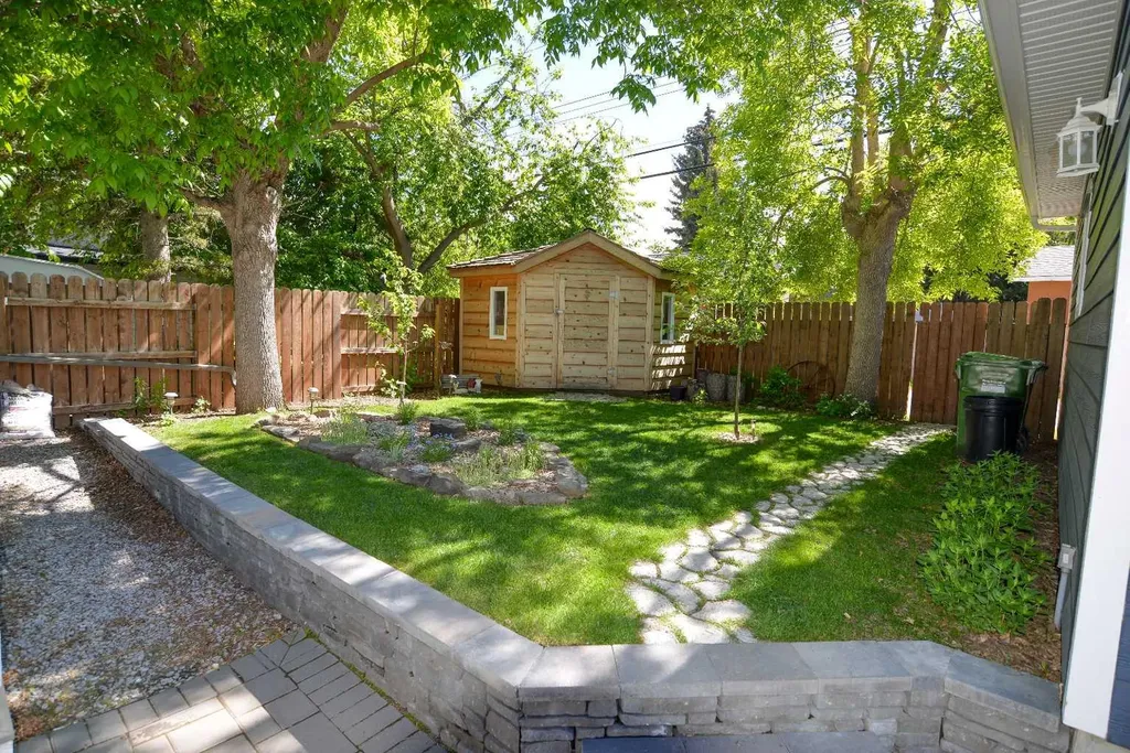 361 Capri Avenue NW Calgary AB T2L 0J5