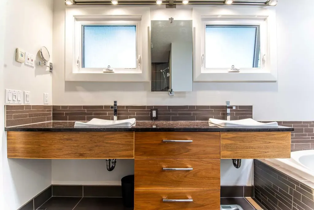 361 Capri Avenue NW Calgary AB T2L 0J5
