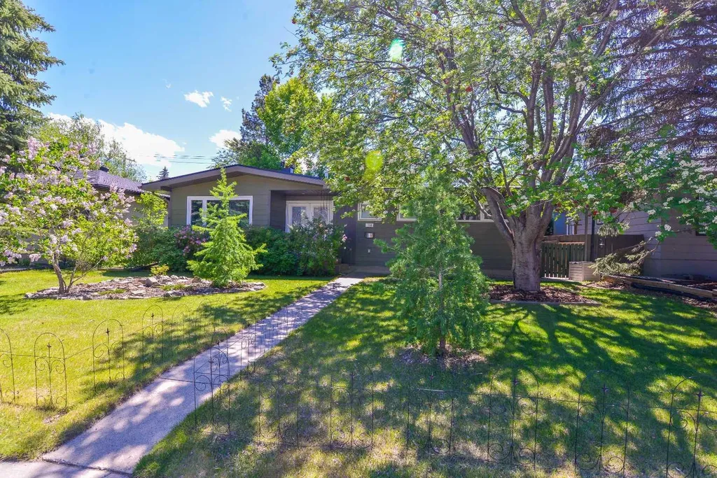 361 Capri Avenue NW Calgary AB T2L 0J5