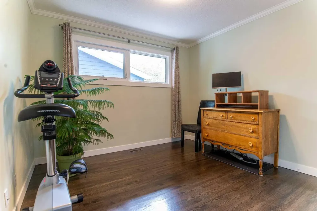 361 Capri Avenue NW Calgary AB T2L 0J5