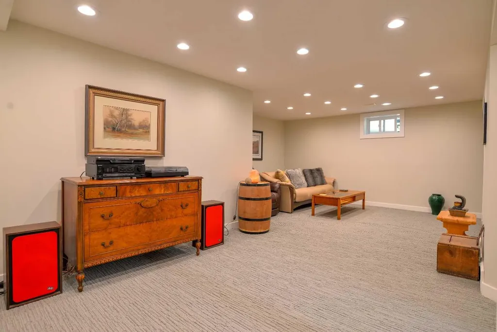 361 Capri Avenue NW Calgary AB T2L 0J5
