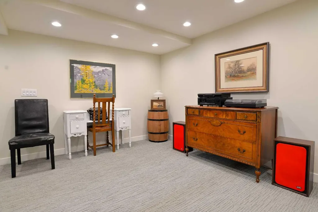 361 Capri Avenue NW Calgary AB T2L 0J5