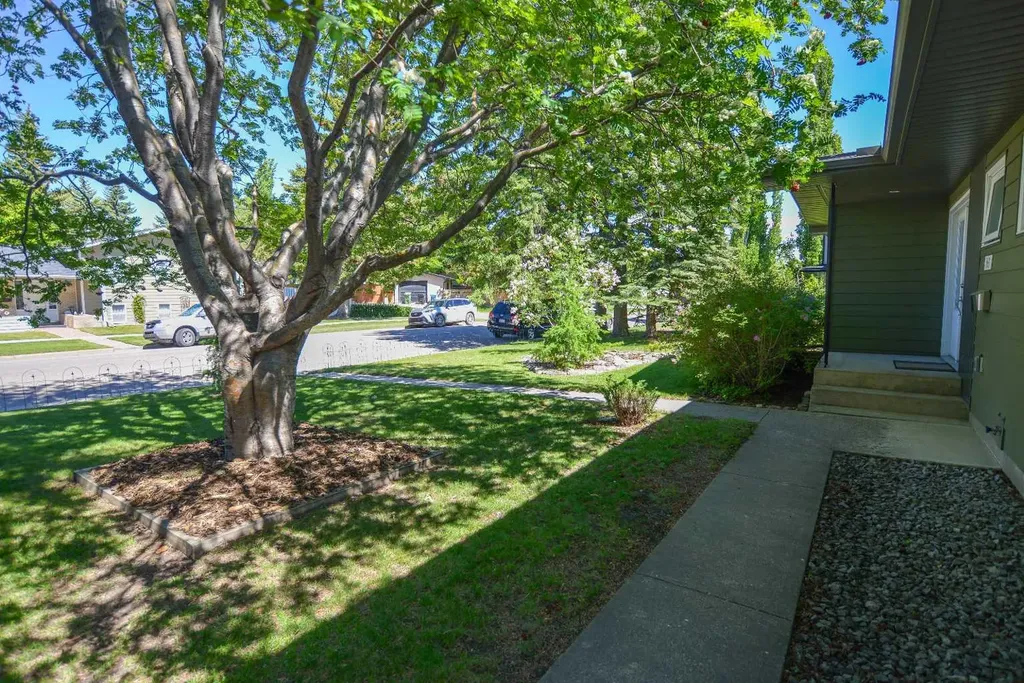 361 Capri Avenue NW Calgary AB T2L 0J5