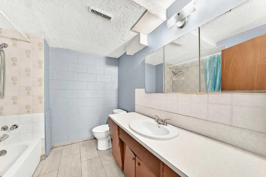 6329 Centre Street NW Calgary AB T2K0V3