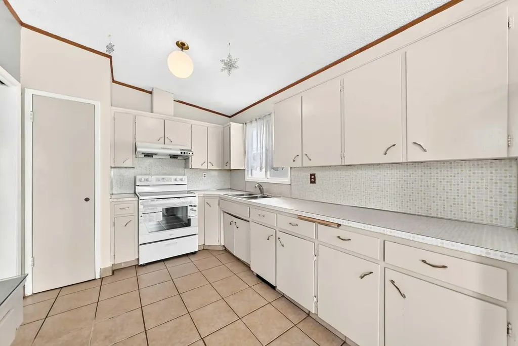 6329 Centre Street NW Calgary AB T2K0V3