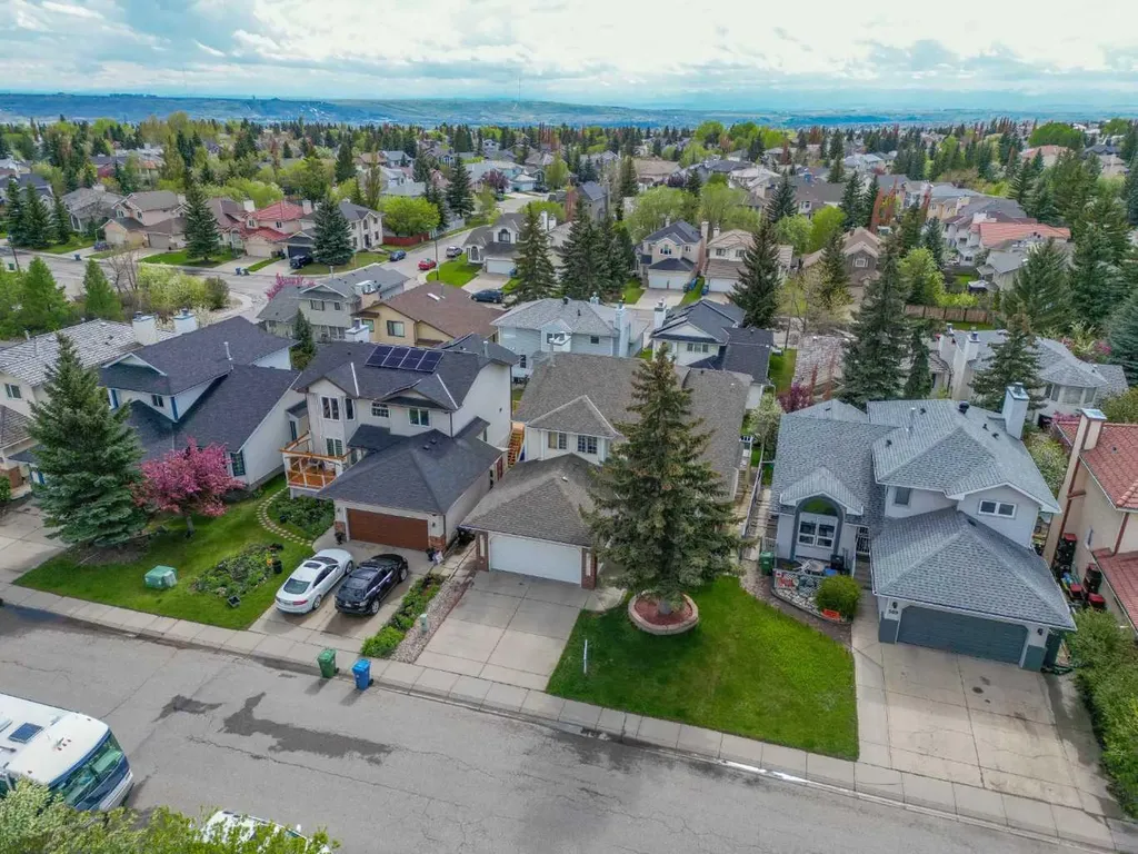 393 Hawktree Circle NW Calgary AB T3G 2X9