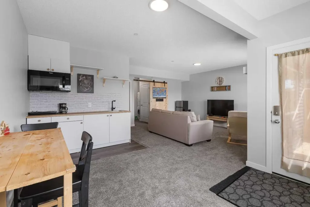 47 Lucas Terrace NW Calgary AB T3P 1P9