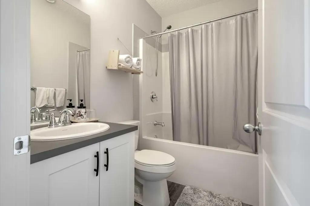 47 Lucas Terrace NW Calgary AB T3P 1P9