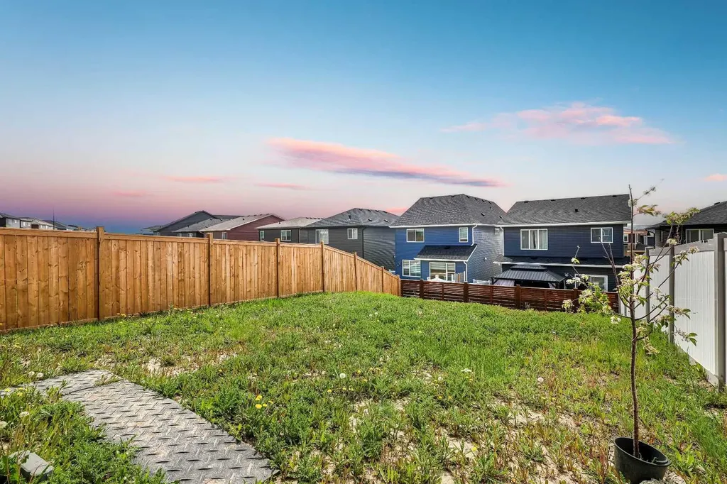 47 Lucas Terrace NW Calgary AB T3P 1P9