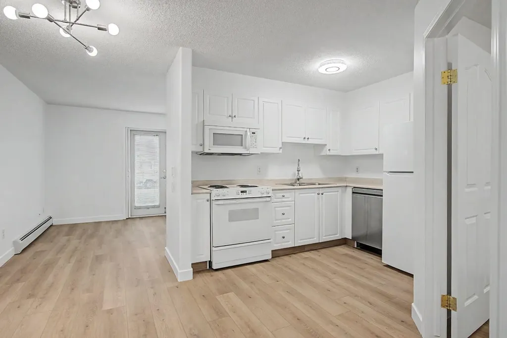 6818 Pinecliff Grove NE Calgary AB T1Y 7L2