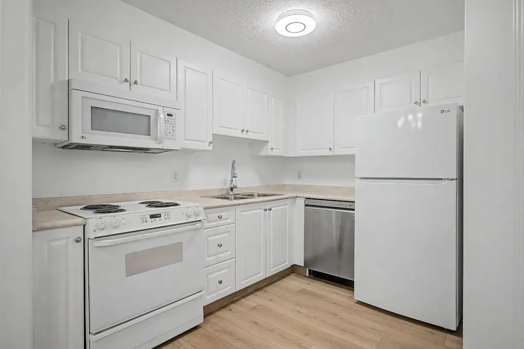 6818 Pinecliff Grove NE Calgary AB T1Y 7L2
