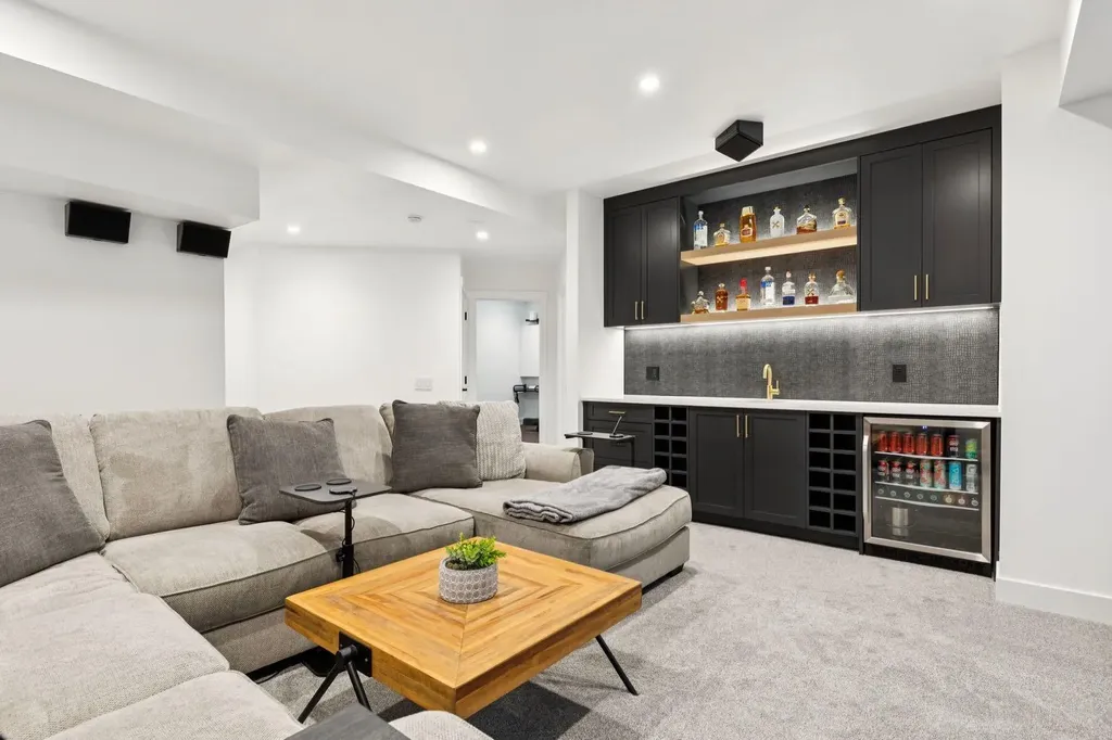 3 Discovery Ridge Lane SW Calgary AB T3H4Y3