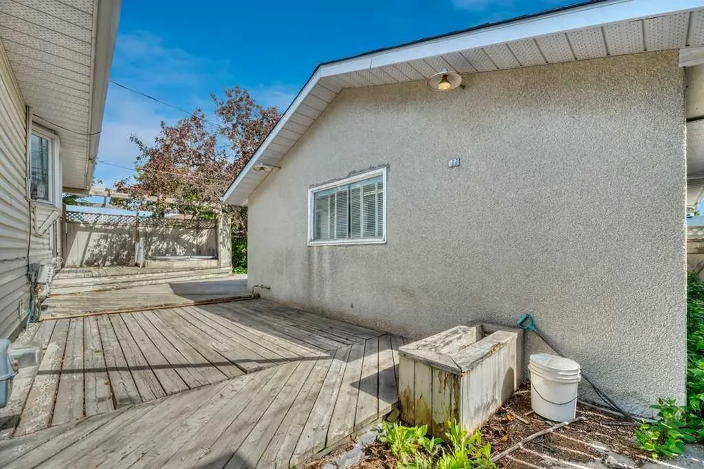 23 Penworth Crescent SE Calgary AB T2A 4C5