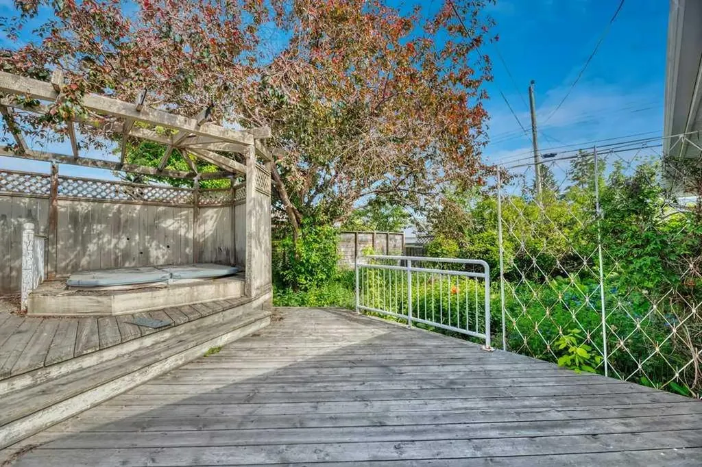 23 Penworth Crescent SE Calgary AB T2A 4C5