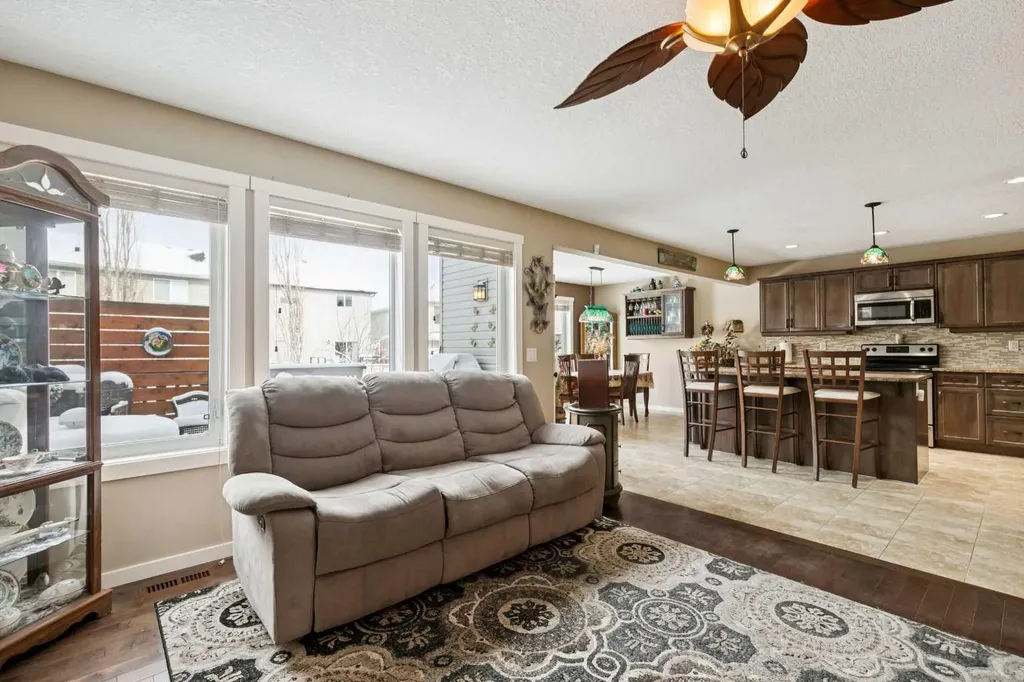 23 Kingston View SE Airdrie AB T4A 0K4