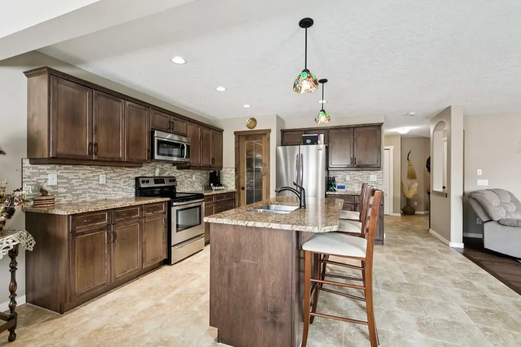 23 Kingston View SE Airdrie AB T4A 0K4