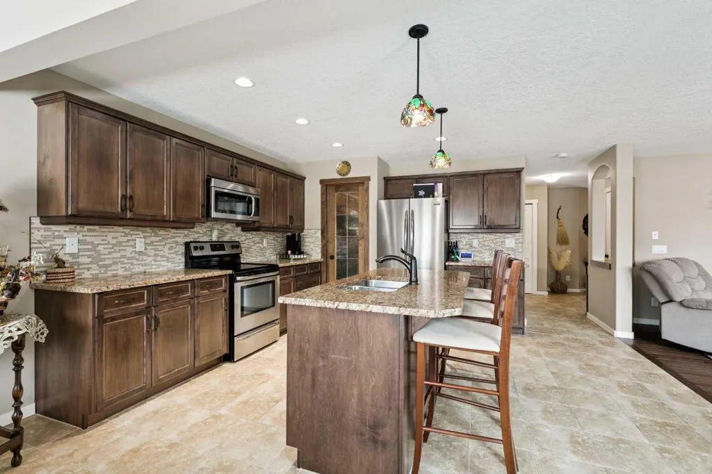 23 Kingston View SE Airdrie AB T4A 0K4
