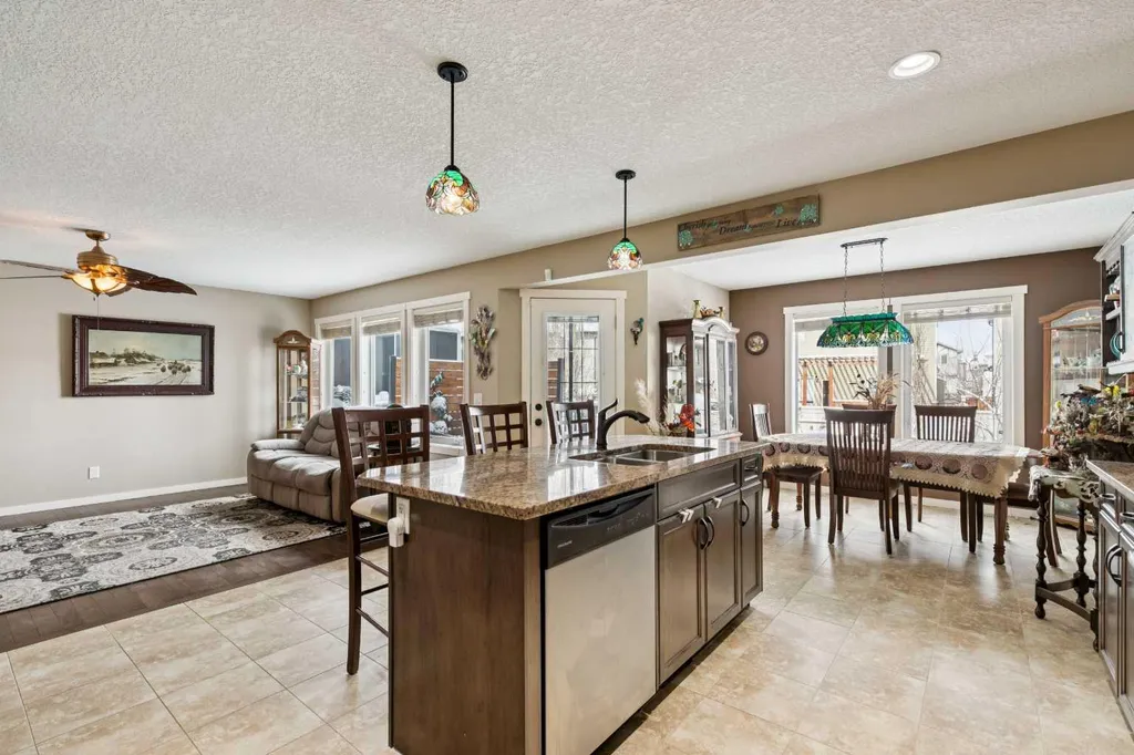 23 Kingston View SE Airdrie AB T4A 0K4