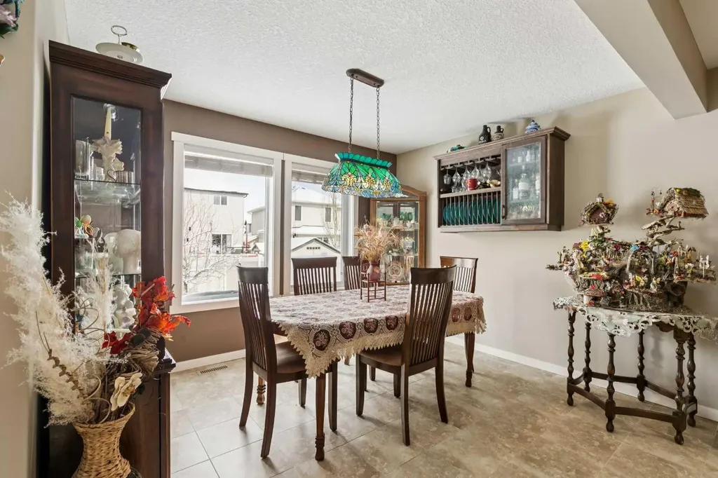 23 Kingston View SE Airdrie AB T4A 0K4