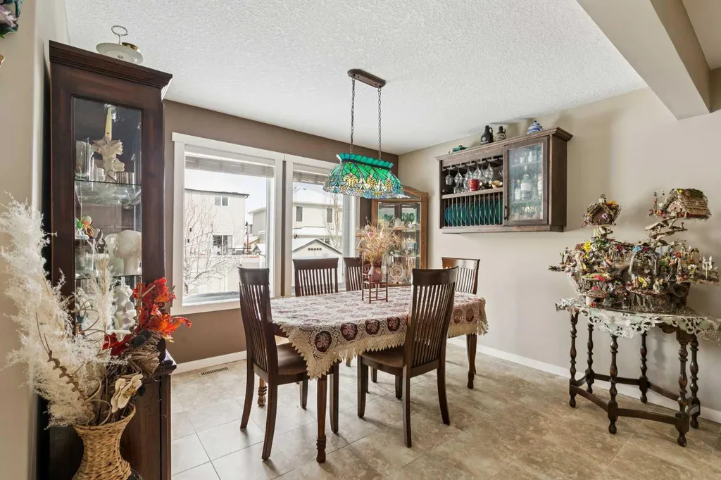 23 Kingston View SE Airdrie AB T4A 0K4