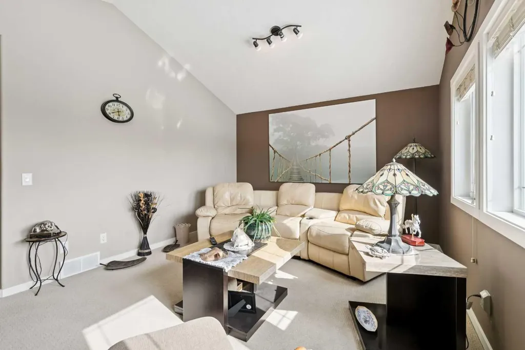 23 Kingston View SE Airdrie AB T4A 0K4