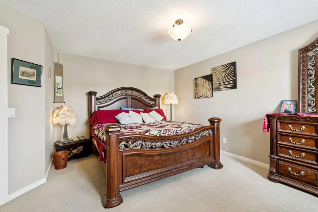 23 Kingston View SE Airdrie AB T4A 0K4