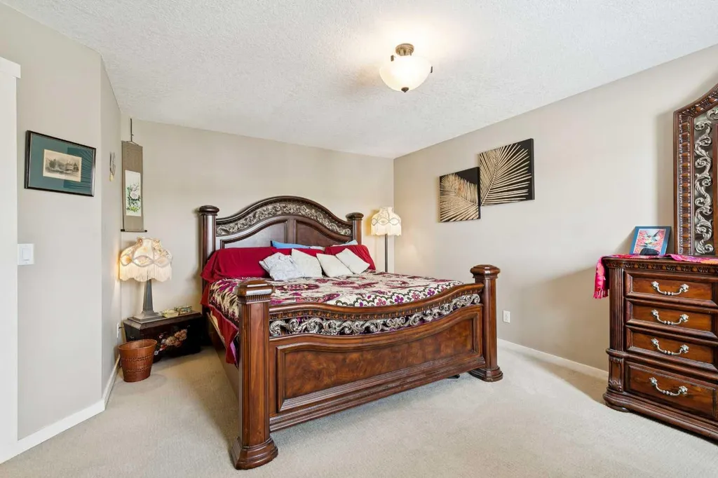 23 Kingston View SE Airdrie AB T4A 0K4