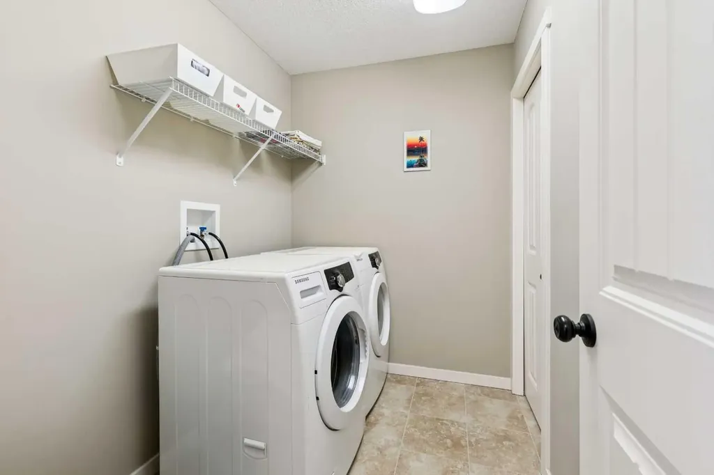 23 Kingston View SE Airdrie AB T4A 0K4