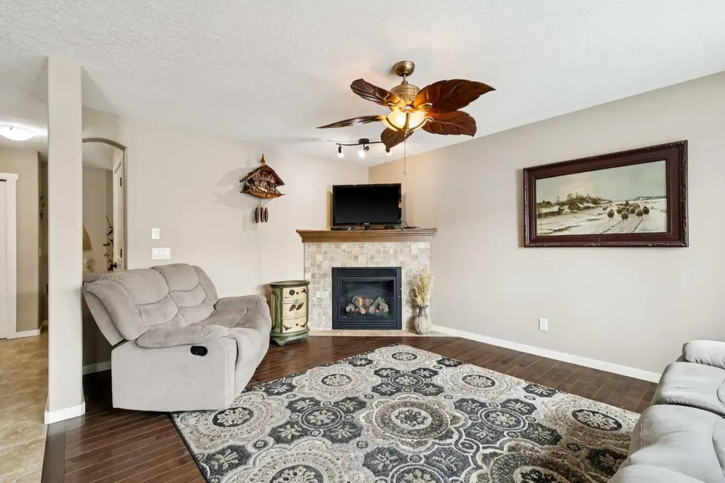 23 Kingston View SE Airdrie AB T4A 0K4