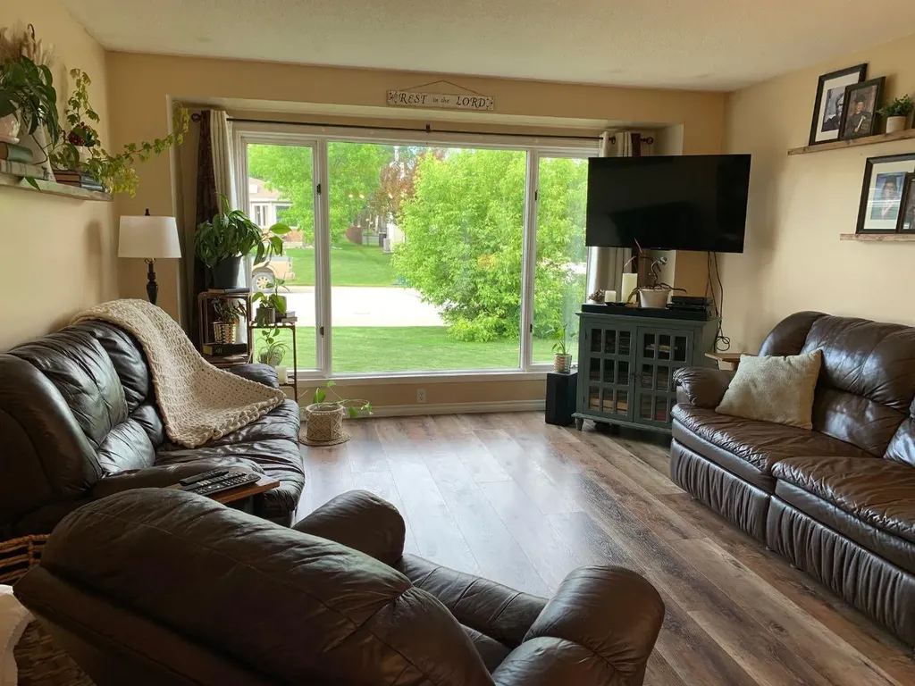 20 Pineview Road Whitecourt AB T7S 1H7