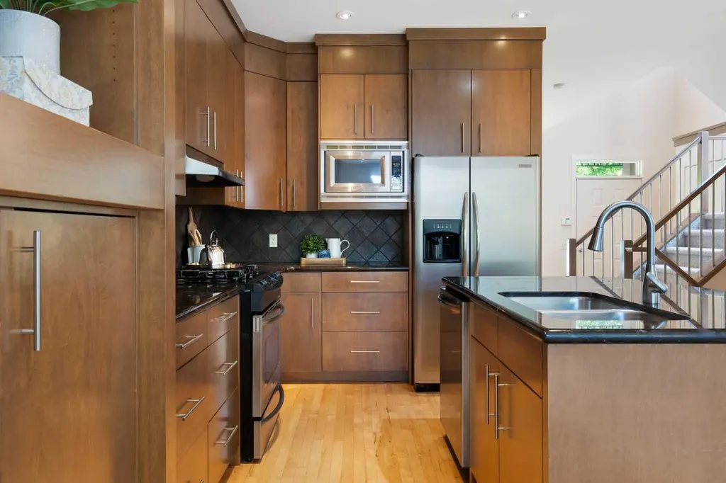 515 9 Street NE Calgary AB T2E 4K4