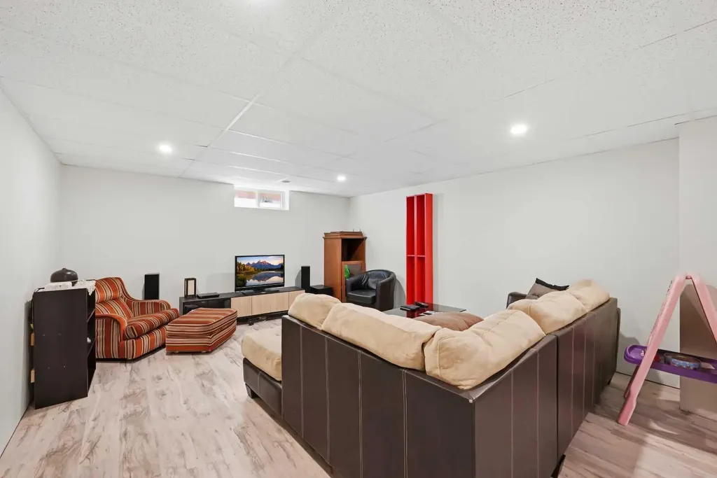1012 Riddell Place SE Calgary AB T2A 1Y5