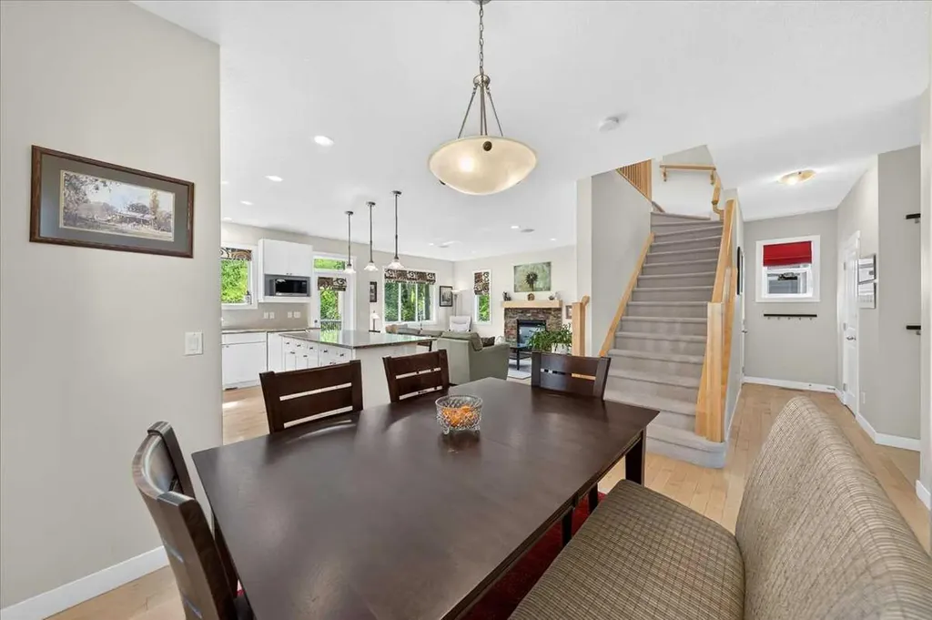 60 Sherwood Crescent NW Calgary AB T3R 0G2
