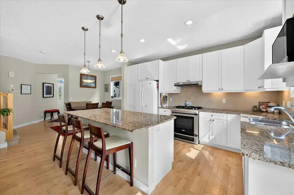 60 Sherwood Crescent NW Calgary AB T3R 0G2