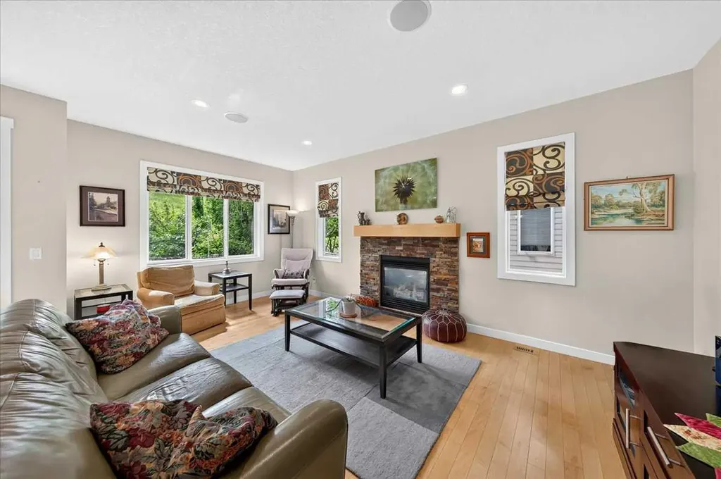 60 Sherwood Crescent NW Calgary AB T3R 0G2