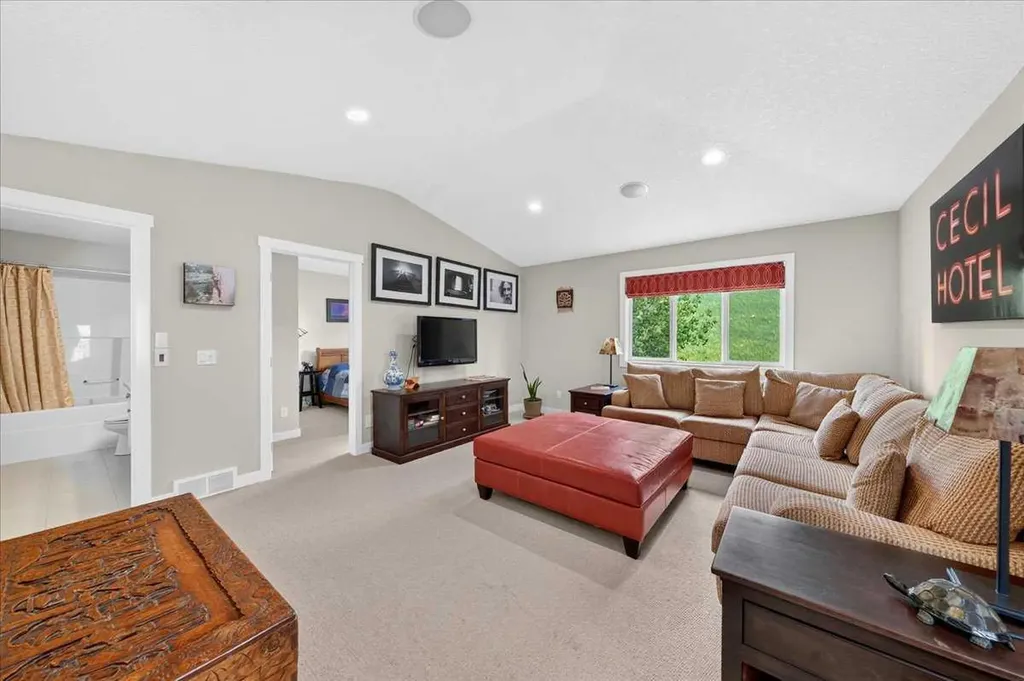 60 Sherwood Crescent NW Calgary AB T3R 0G2