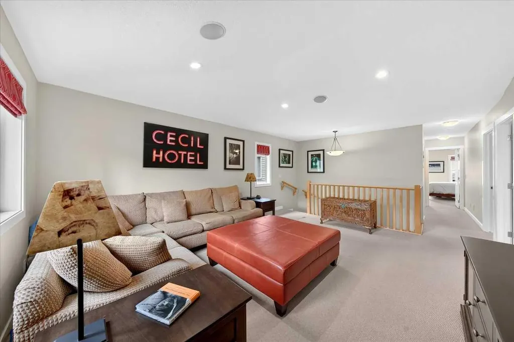 60 Sherwood Crescent NW Calgary AB T3R 0G2