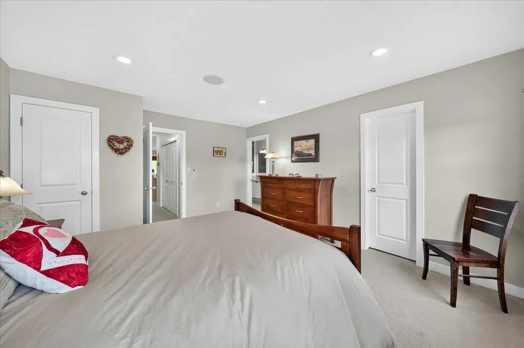 60 Sherwood Crescent NW Calgary AB T3R 0G2