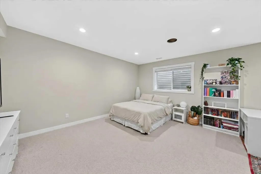 60 Sherwood Crescent NW Calgary AB T3R 0G2