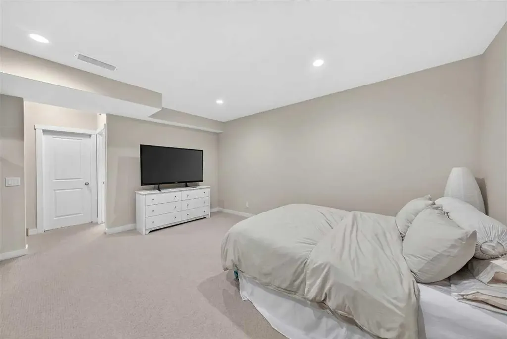 60 Sherwood Crescent NW Calgary AB T3R 0G2