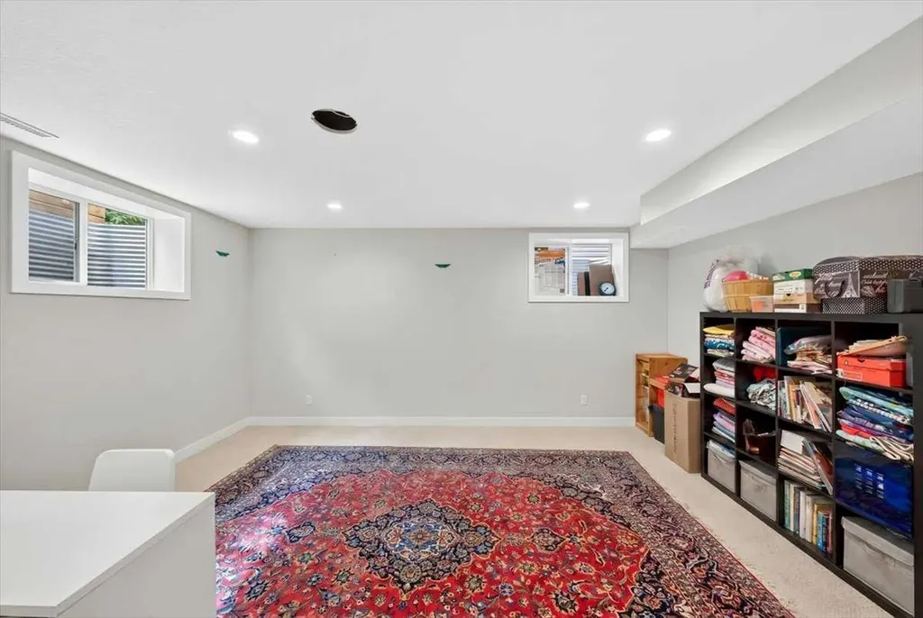 60 Sherwood Crescent NW Calgary AB T3R 0G2