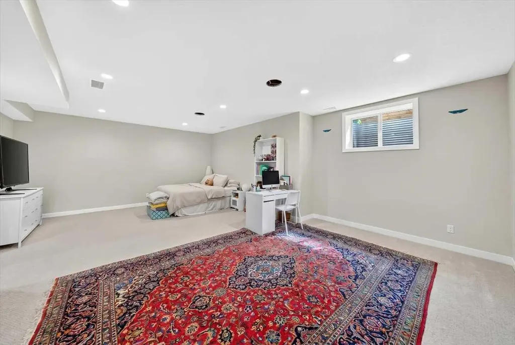 60 Sherwood Crescent NW Calgary AB T3R 0G2