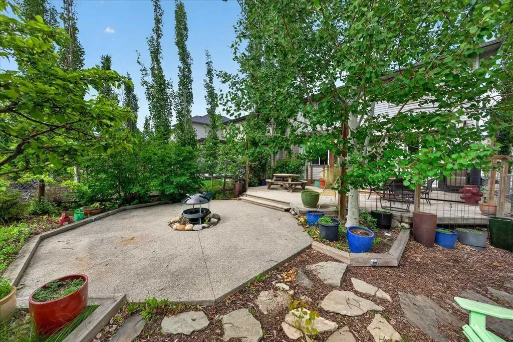 60 Sherwood Crescent NW Calgary AB T3R 0G2