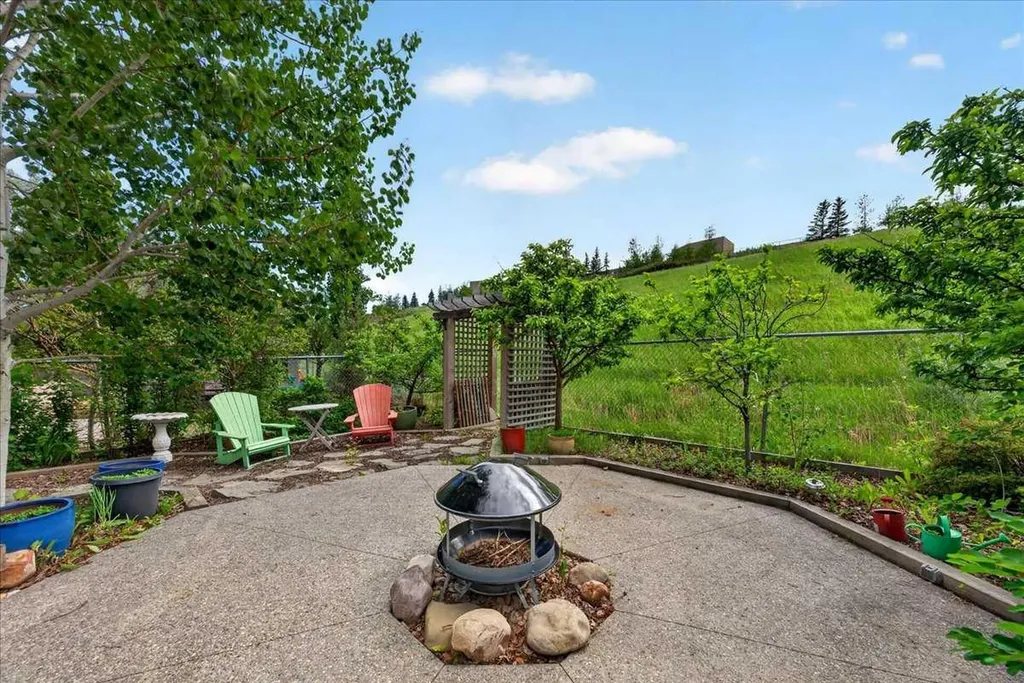 60 Sherwood Crescent NW Calgary AB T3R 0G2