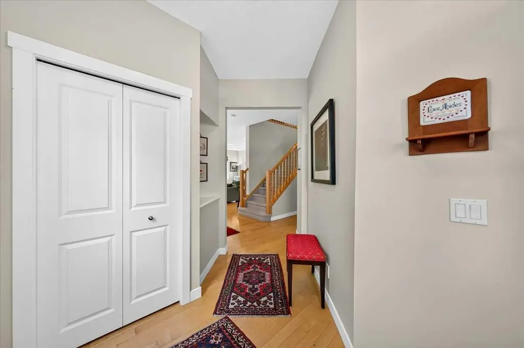 60 Sherwood Crescent NW Calgary AB T3R 0G2